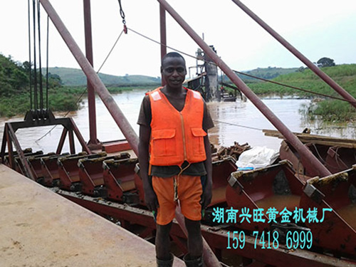 刚果金工人在采金船上