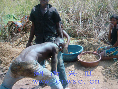 非洲工人淘洗砂金